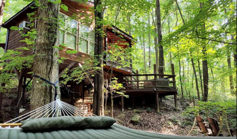 5 Relaxing Treehouse Rentals with Hot Tub
