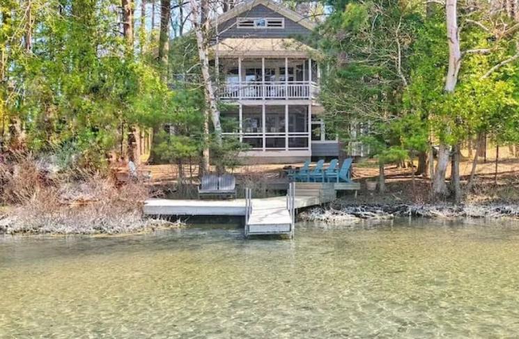 Charming Michigan Treehouse Rentals: Cozy Retreats by Lakes, Riverbanks, and Forests